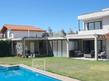 Vendemos Exclusiva Casa Mediterránea en Condominio...