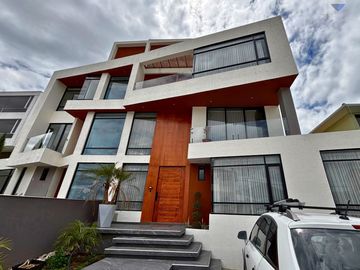 Casa Moderna en Venta  |  348,44 m²  | Urbanización...