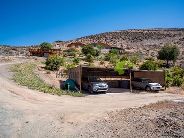 Venta de hermosa parcela con gran casa, agua de riego,...