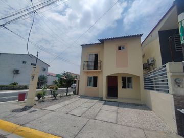 VENDO CASA EN URB. METROPOLIS