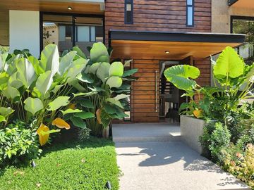 House and Lot For Sale in Mckinley Hill Village, BGC,...