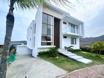 SE VENDE HERMOSA CASA EN JAMA, MANABÍ