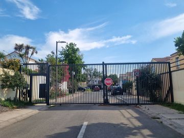 Espectacular Casa con Piscina en Condominio Cerrado;...