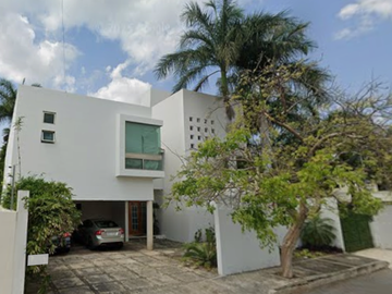 MERIDA, Casa en zona residencial MONTEBELLO EN UNA DE...