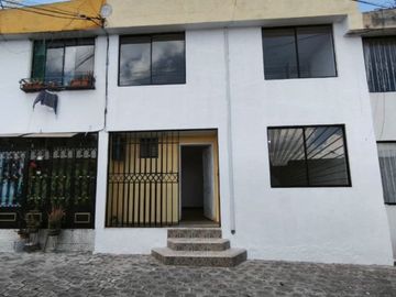 Casa en Venta de 2 Pisos en Conjunto Privado Calderón