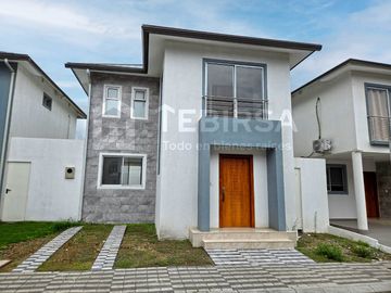 Venta de Casa de 3 Dorm. y Amplio Patio, de Estreno -...