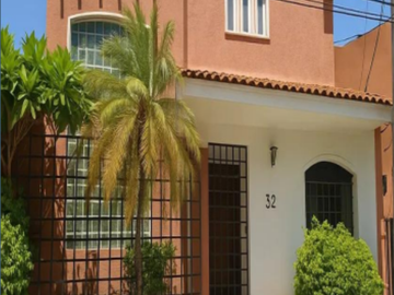 Casa en Venta – Amplios Espacios y Gran Terreno