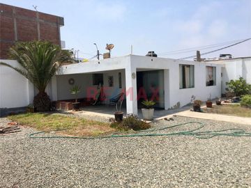 Casa Tipo Bungalow En Importante Terreno, En Esquina –...