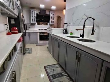 Vendo casa esquinera de una planta y media de 4...