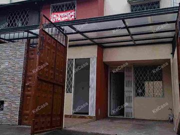 CASA-VENTA! 90m2 a 5mnts Terminal Quitumbe,pertenece a...
