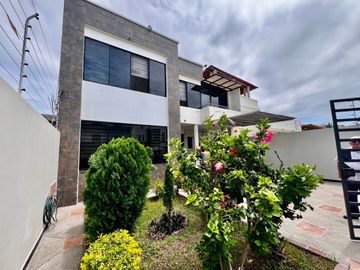 SAN LORENZO: AMPLIA CASA DE 3 PISOS A DOBLE ALTURA CERCA...