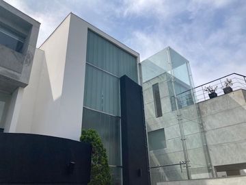 Vendo espectacular casa de 670 m2 y diseño exclusivo em...