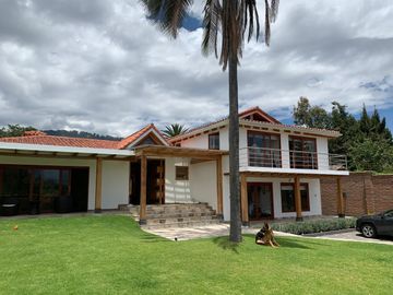 ELEGANTE CASA EN VENTA URBANIZACION JACARANDA