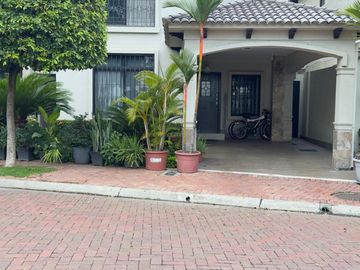 Casa en Venta 4 Dormitorios terreno 235 mt2