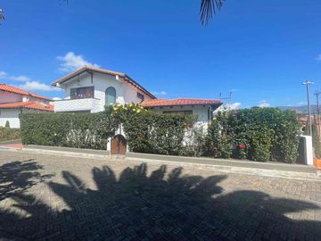 Casa de venta con piscina en Mirasierra