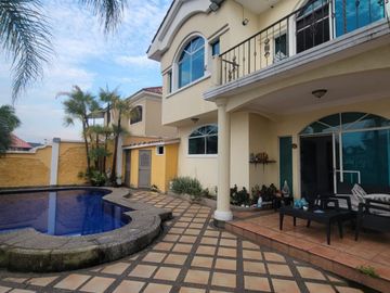 En venta amplia y hermosa casa  de 5 dormitorios frente...