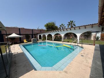 Casa en esquina con gran terreno, piscina, jardines y...