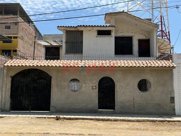 Venta De Amplia Casa En Urb. Monterrico//ID: 1178350