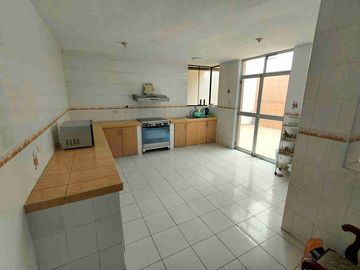 SE VENDE CASA DE 4 PISOS (3ro y 4to PISO SON...