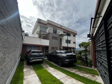 Casa rentera en venta Sector Iñaquito Alto con 3...