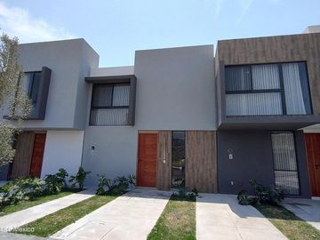 Casa en Preventa en Zákia con 3 Recámaras y Alberca...