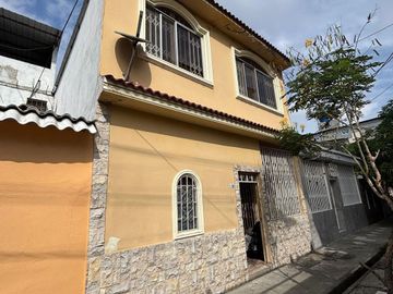 VENTA CASA FAMILIAR – MARTHA DE ROLDÓS, FRENTE A PARQUE