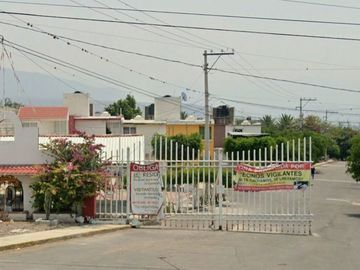 ¡¡ EXCELENTE OPORTUNIDAD!! HERMOSA CASA EN UNA DE LAS...