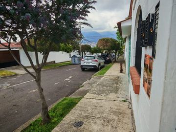 Vendo Casa de 145 M2, Sector La Kennedy, una cuadra de 6...
