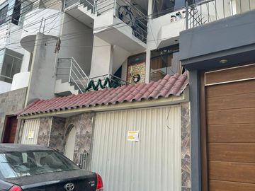 Casa multifamiliar de 5 pisos ideal para renta en  Urb....