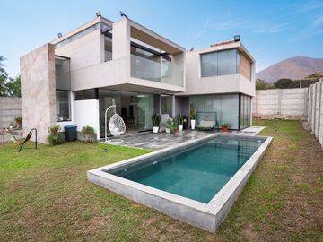 Casa | 1,200 m², Diseño Minimalista con Piscina y 12...
