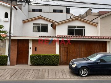 Venta de Casa de 3 Niveles En La Molina -Urb....