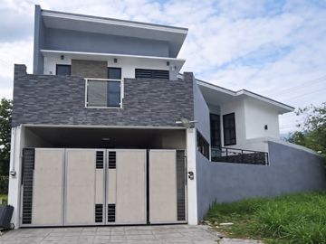 Two-Storey Modern Elegant Home with Pool in Prime...