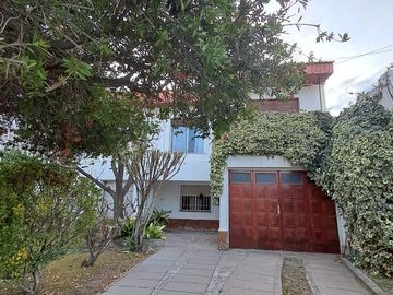 CASA CON 4 DORMITORIOS, GARAGE