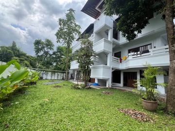 9 BR 2-Storey house with roof deck and basement Quezon...