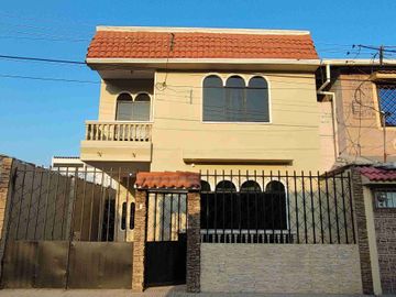 Casa renovada en venta, Guayacanes en sector con cerramiento