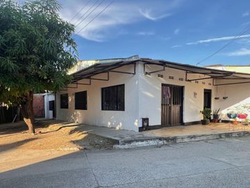 VENDO EXCELENTE CASA ESQUINERA EN EL BARRIO OFELIA...