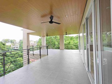 house and lot with swimming pool for sale in Maria...