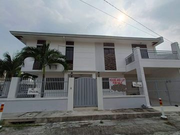 Greenwoods Village in Pasig City Corner House and Lot...
