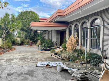 Huge Bungalow with Swimming Pool for Sale