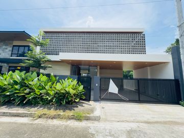4 Bedroom Modern Tropical House and Lot for Sale in...