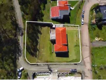 Casa amplia en Venta con espacios verdes