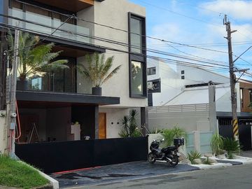 House and Lot For Sale in Alabang Hills Village,...