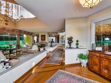 Residencia con Elevador, Doble Altura y Salones de...