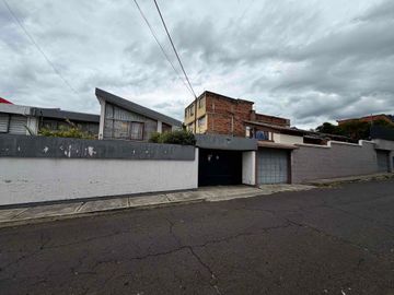 Casa independiente de venta en sector la Brasil y Zamora
