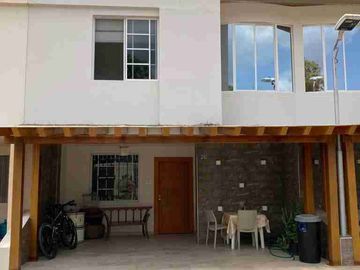 CASA EN VENTA, DENTRO DE URBANIZACIÓN