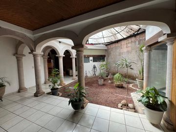 Disfruta Residencia de una planta en venta, con jardín...