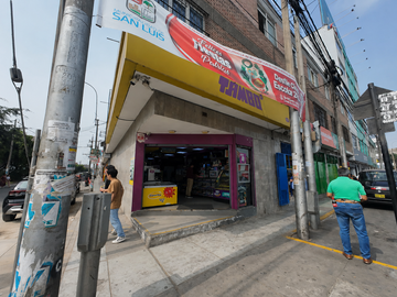Local Comercial En Esquina, Con Alta Exposición Y Flujo...