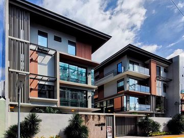 4 Storey Luxury Townhouse For Sale Located in Paco...