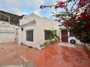 MILINA: CASA CON SUITE INDEPENDIENTE FRENTE AL MAR A 1...