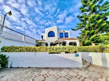 MILINA: 1,200 M2 ESQUINERA FRENTE AL MAR CON PISCINA